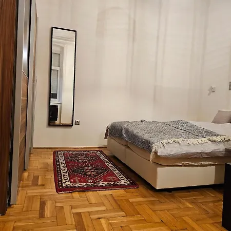 Up-art Center, Palace District Apartamento